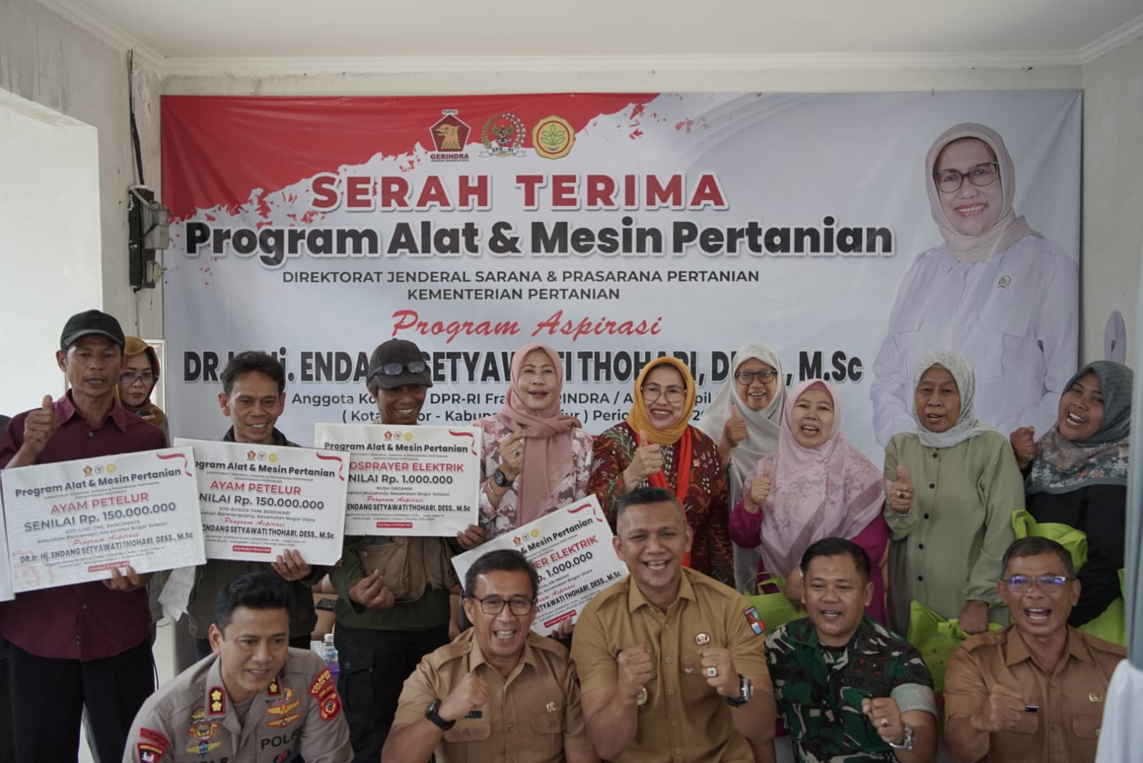 Anggota Komisi IV DPR RI, Endang S Thohari saat menyalurkan bantuan aspirasi kepada para petani di halaman kantor Dinas Ketahanan Pangan dan Pertanian (DKPP) Kota Bogor, Selasa (7/10/2025). Foto: Ist.