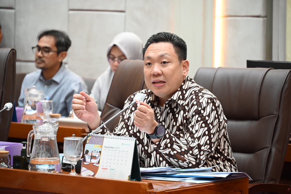 Wakil Ketua Komisi IX DPR RI Charles Honoris saat rapat kerja Komisi IX dengan Menteri Kesehatan, Menteri Kependudukan dan Pembangunan Keluarga, Kepala Badan POM dan Kepala Badan Gizi Nasional di Gedung Nusantara II. Foto: Mares/vel.