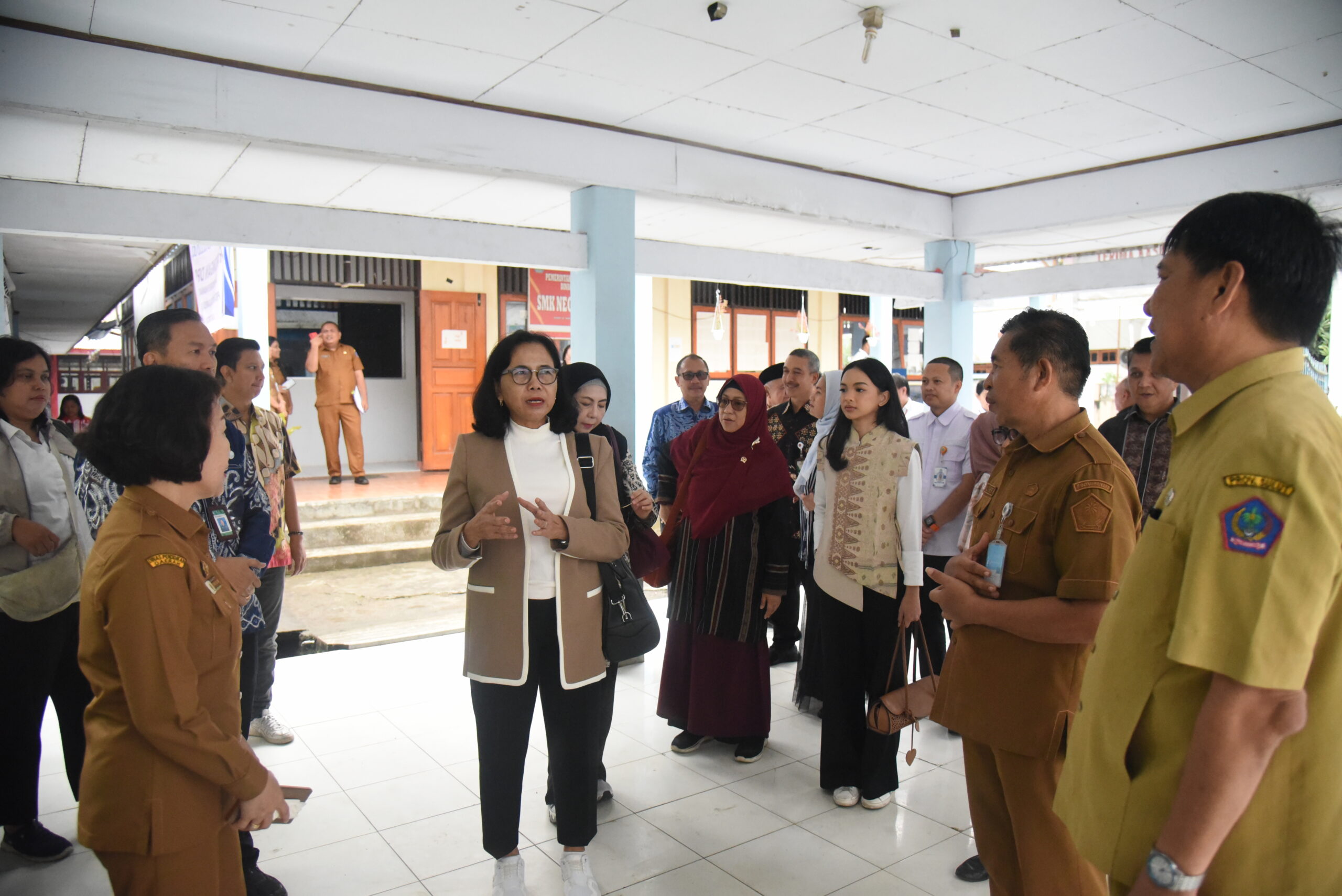 Wakil Ketua Komisi X DPR RI, MY Esti Wijayati, meninjau kondisi SMA Negeri 6 Manado yang terdampak banjir, Senin (6/10/2025). Foto: Ubed/vel.