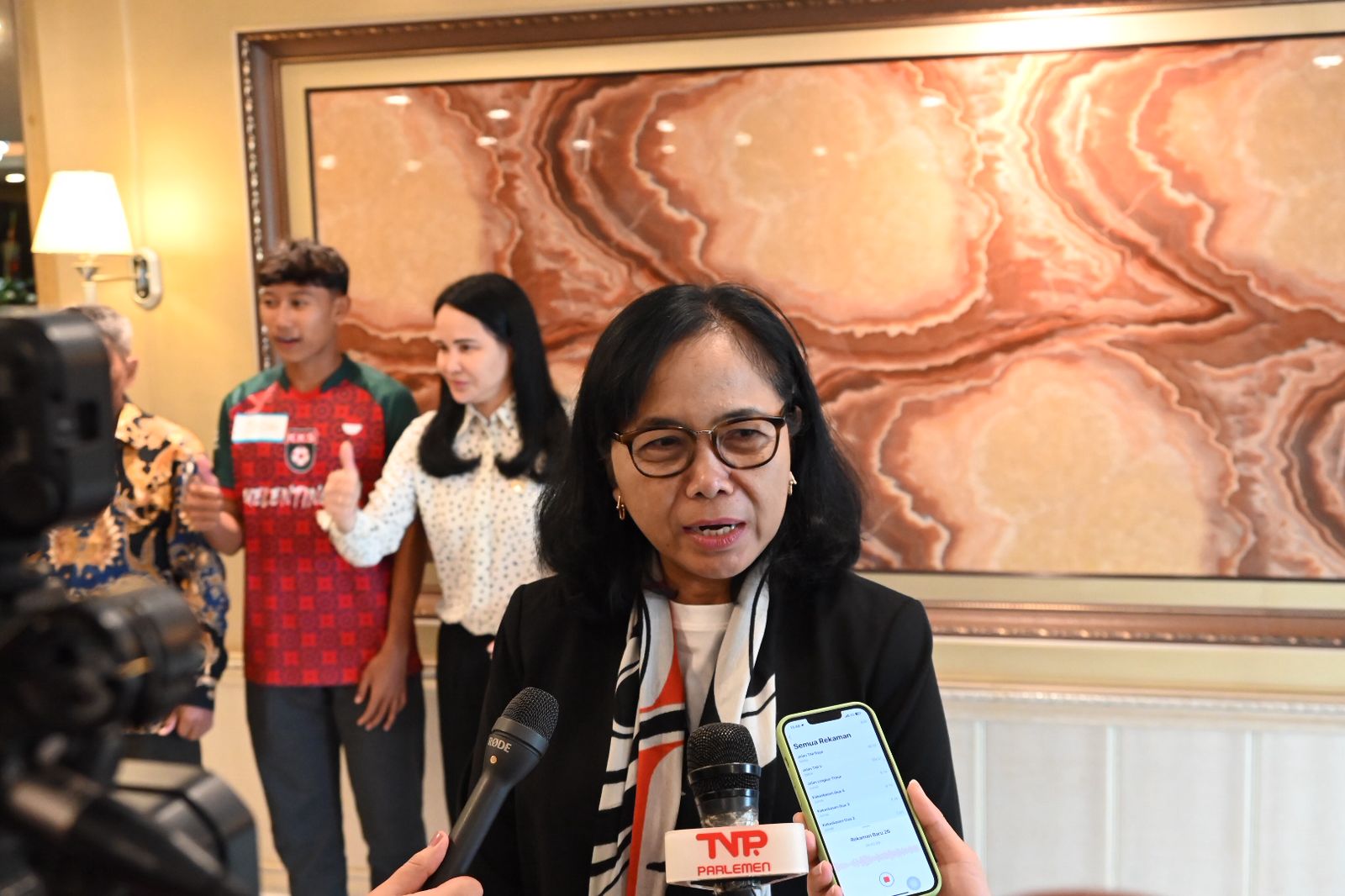 Wakil Ketua Komisi X DPR RI MY Esti Wijayati usai menghadiri audiensi bersama tim sepak bola junior KKS di Ruang Rapat Ketua DPR RI, Gedung Nusantara III, Senayan, Jakarta, Rabu (8/10/2025). Foto: Sari/vel.