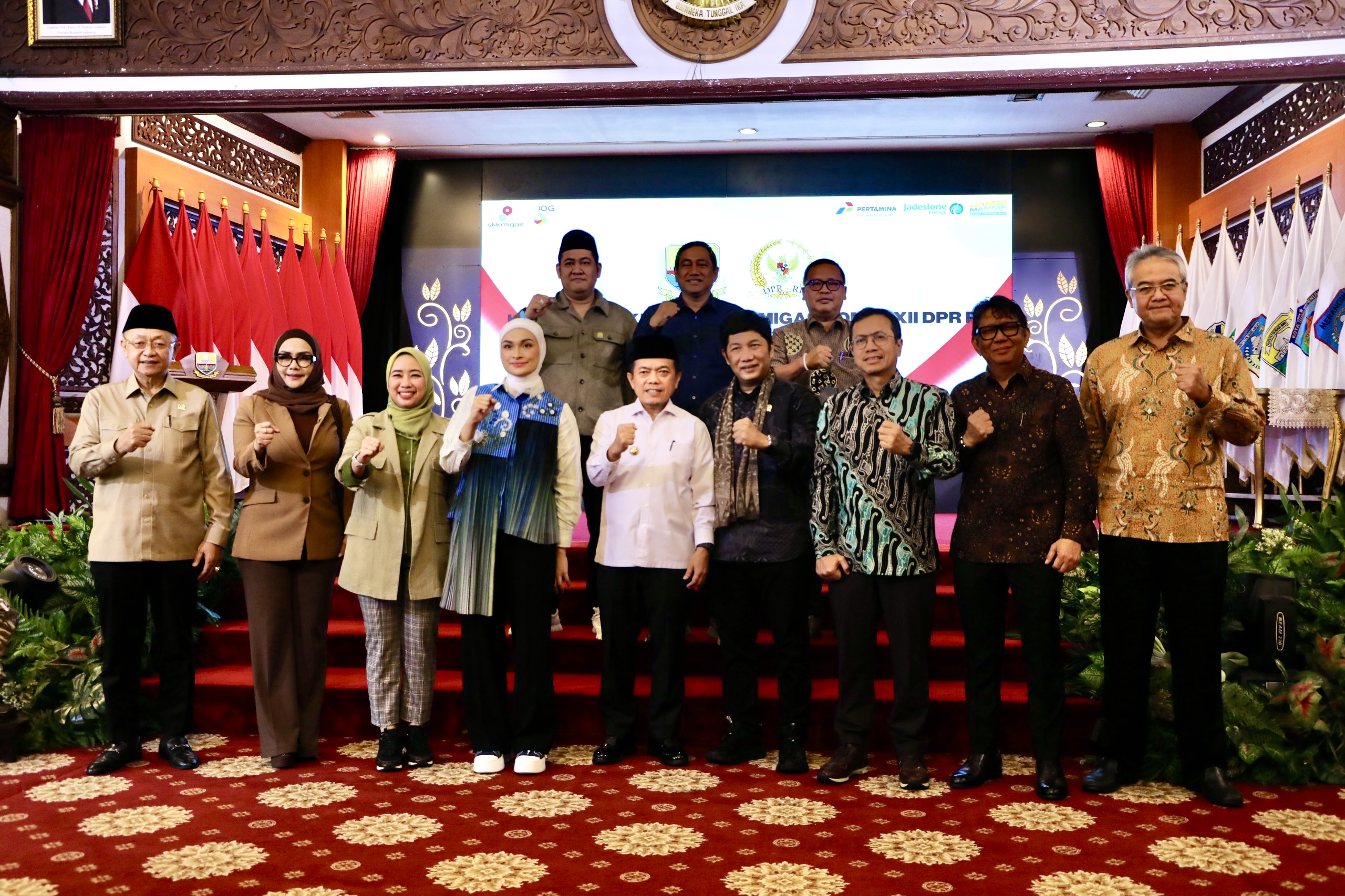 Anggota Komisi XII DPR RI, Cek Endra, dalam foto bersama saat Kunjungan Kerja Spesifik Komisi XII di Provinsi Jambi, Rabu (01/10/2025). Foto: Ulfi/vel.