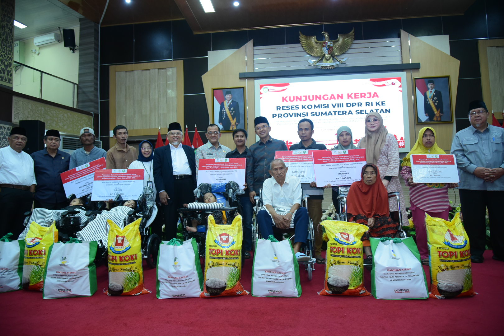 Wakil Ketua Komisi VIII DPR RI, Ansory Siregar saat menyerahkan bantuan sosial dan program strategis dalam melakukan Kunjungan Kerja Reses ke Palembang, Provinsi Sumatera Selatan, Jumat (3/10/2025). Foto: Oji/vel