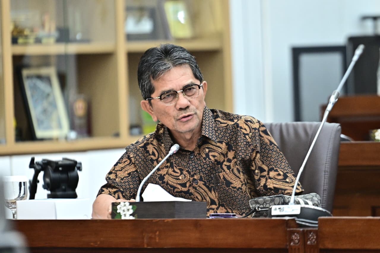 Anggota Komisi VI DPR RI Nasril Bahar saat Rapat Kerja Komisi VI DPR RI dengan Menteri Perdagangan RI dengan menghadirkan 11 (sebelas) perusahaan pemegang izin impor gula rafinasi. Foto: Farhan/vel.
