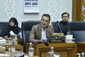 Wakil Ketua Baleg DPR RI, Martin Manurung, saat rapat Pleno Penjelasan Pengusul Komisi XI terkait usulan Harmonisasi RUU tentang Perubahan UU Nomor 4 Tahun 2023 tentang PPSK di Ruang Rapat Baleg. Foto: Munchen/vel
