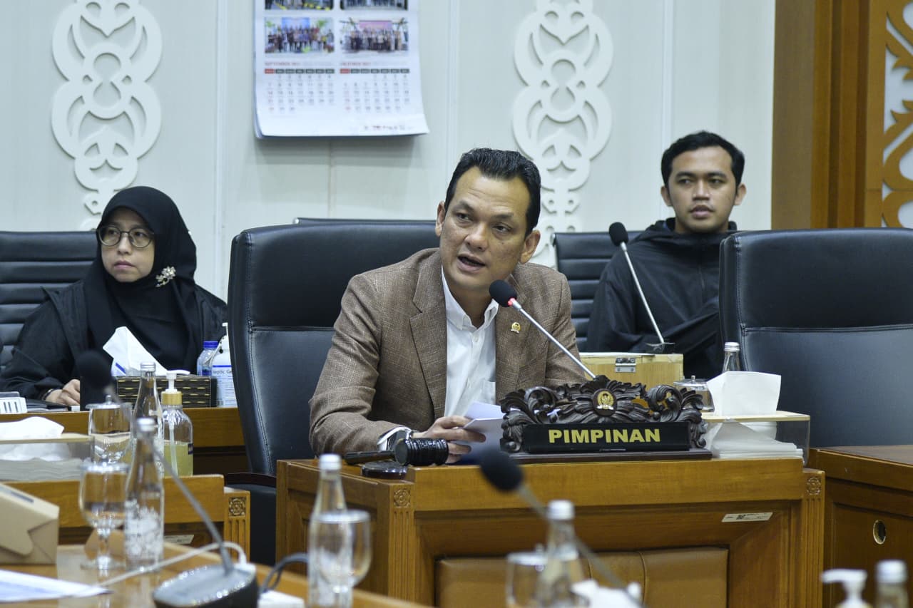 Wakil Ketua Baleg DPR RI, Martin Manurung, saat rapat Pleno Penjelasan Pengusul Komisi XI terkait usulan Harmonisasi RUU tentang Perubahan UU Nomor 4 Tahun 2023 tentang PPSK di Ruang Rapat Baleg. Foto: Munchen/vel