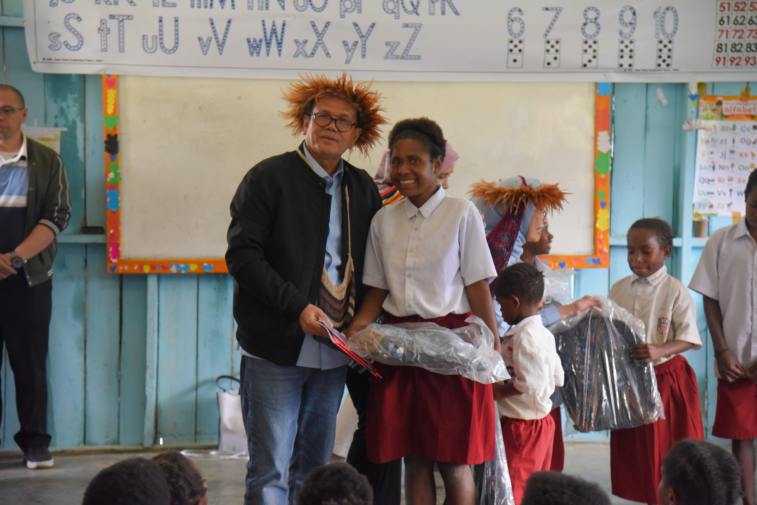 Anggota Komisi X DPR RI Sabam Sinaga menyerahkan bantuan perlengkapan sekolah kepada siswa di Wamena, Papua Pegunungan, Senin (6/10/2025). Foto: Aaron/vel.