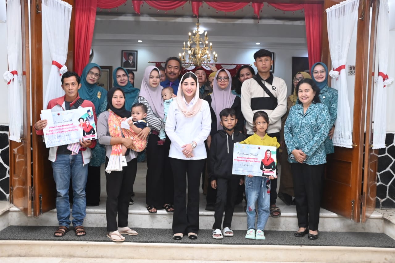 Anggota Komisi VII DPR RI Novita Hardini menyerahkan bantuan operasi gratis bagi anak dan perempuan penderita penyakit berat di Kabupaten Trenggalek, Senin (13/10/2025). Foto: Ist/vel.