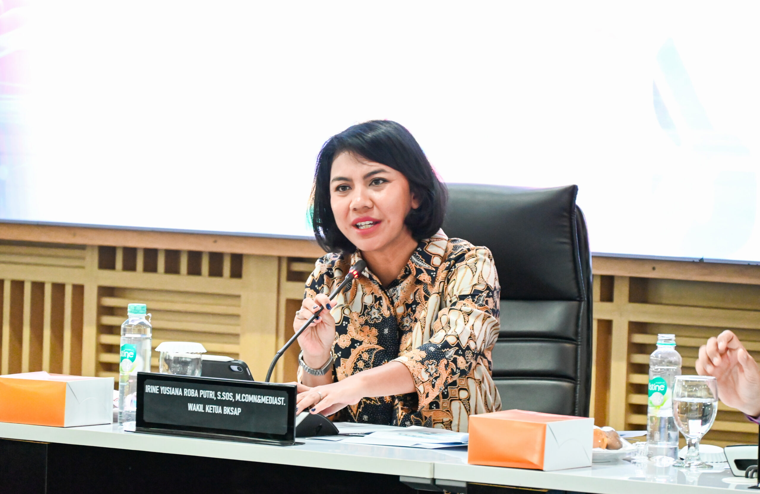 Wakil Ketua BKSAP DPR RI, Irine Yusiana Roba Putri saat mengikuti dialog bersama akademisi di Kampus Institut Pertanian Bogor (IPB) Dramaga, Bogor, Jumat (17/10/2025). Foto: Aisyah/vel.