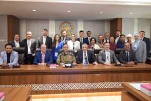 Kepala Biro KSAP Rijal Al Huda menerima kunjungan kehormatan dan kunjungan belajar dari mahasiswa Universitas Bakrie bersama delegasi dari RANEPA, Kamis (30/10/2025). Foto : Mahendra/Andri.