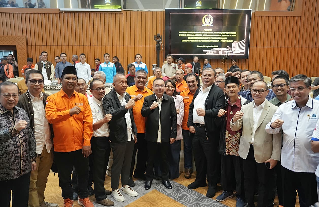 Wakil Ketua DPR Sufmi Dasco Ahmad bersama Wakil Ketua DPR Saan Mustopa dan Wakil Ketua DPR Cucun Ahmad Syamsurijal Turut hadir dari pemerintah saat audiensi dengan KSP-PB yang berlangsung di Ruang Rapat Komisi V DPR, Selasa (30/9/2025). Foto : Yoga/Andri.