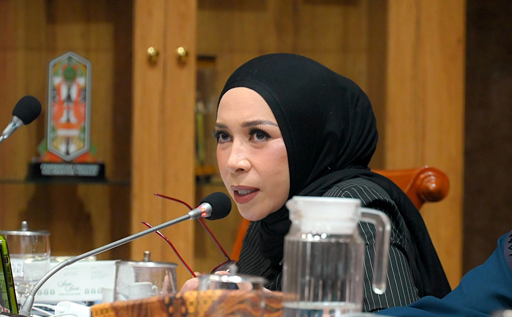 Anggota Komisi X DPR RI, Melly Goeslaw dalam RDPU Panja Pelestarian Cagar Budaya Komisi X dengan sejumlah Balai Pelestarian Kebudayaan (BPK) di Indonesia, di Gedung Nusantara I, DPR RI, Senayan, Jakarta, Selasa (30/9/2025). Foto : Tari/Andri.