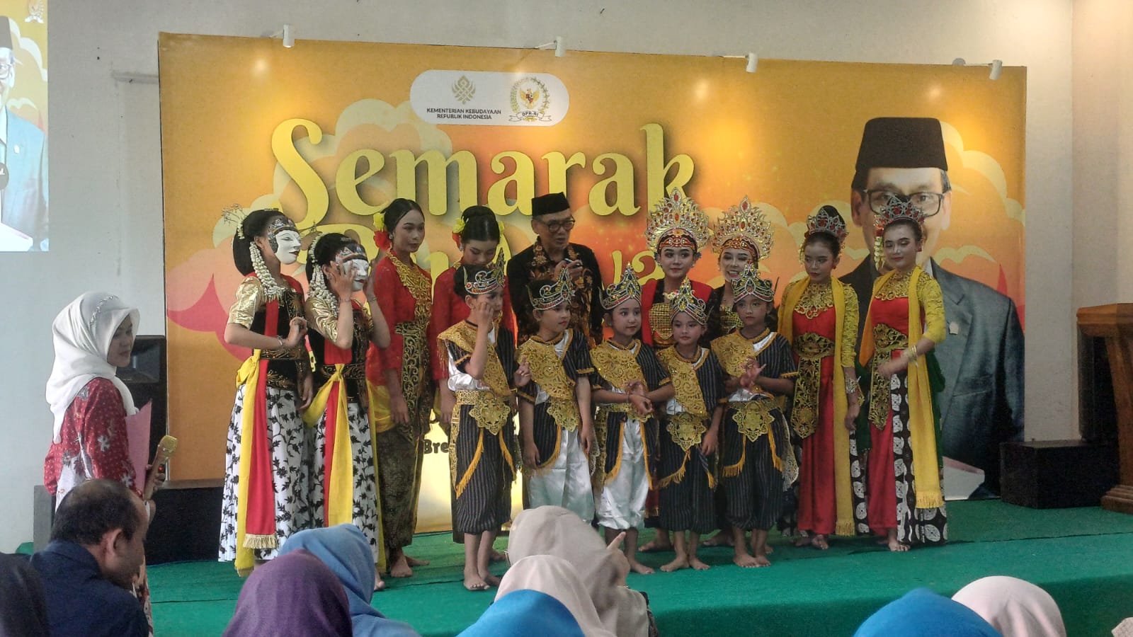 Anggota Komisi X DPR RI, Abdul Fikri Faqih, saat kegiatan pagelaran seni tari di Sekolah Islam Terpadu Yayasan Harapan Umat, Brebes, Sabtu (4/10/2025). Foto: Ridwan/vel.