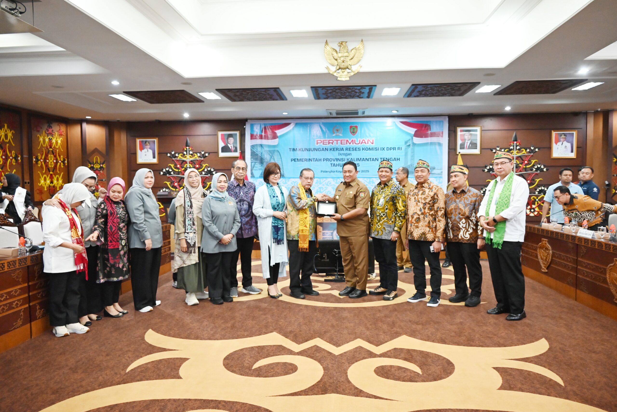 Wakil Ketua Komisi IX DPR RI Yahya Zaini saat bertukar cinderamata dalam kunjungan kerja Komisi IX DPR RI ke Palangkaraya, Kalimantan Tengah, Senin (6/10/2025). Foto: Galuh/vel.