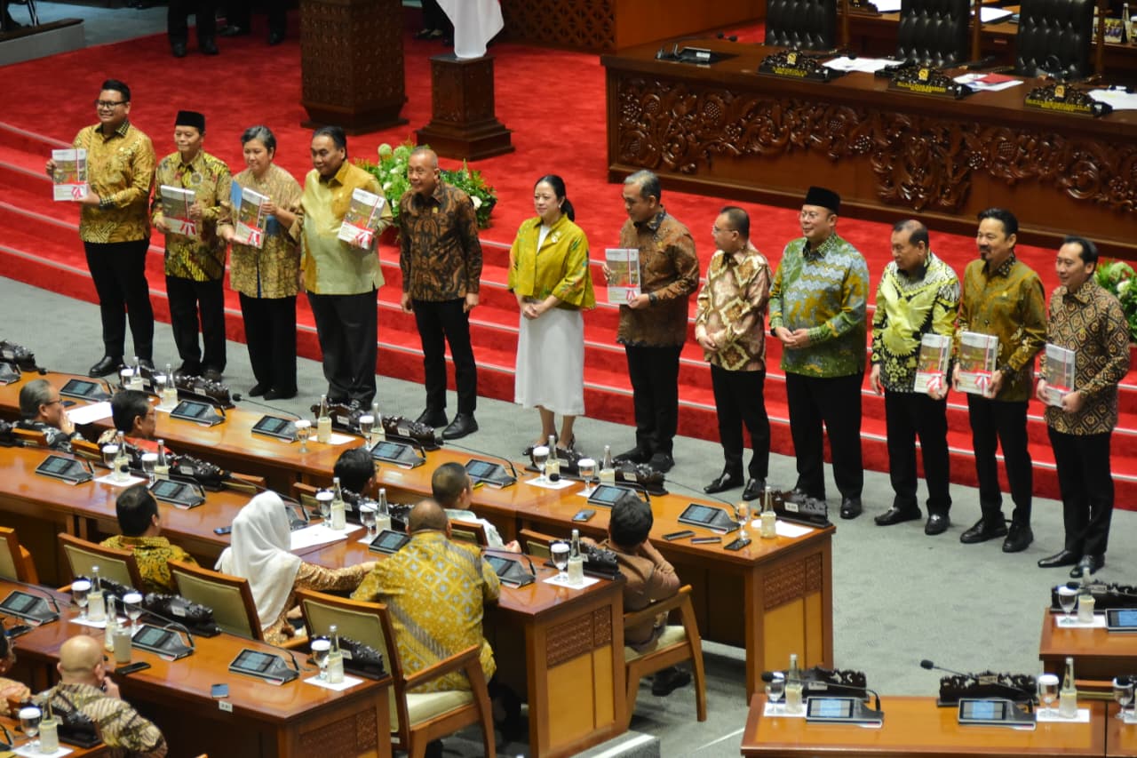 Ketua DPR RI Puan Maharani saat penyerahan buku Laporan Kinerja DPR RI Tahun Sidang 2024-2025 di Gedung Nusantara II, Senayan, Jakarta, Kamis (2/10/2025). Foto: Runi/vel.