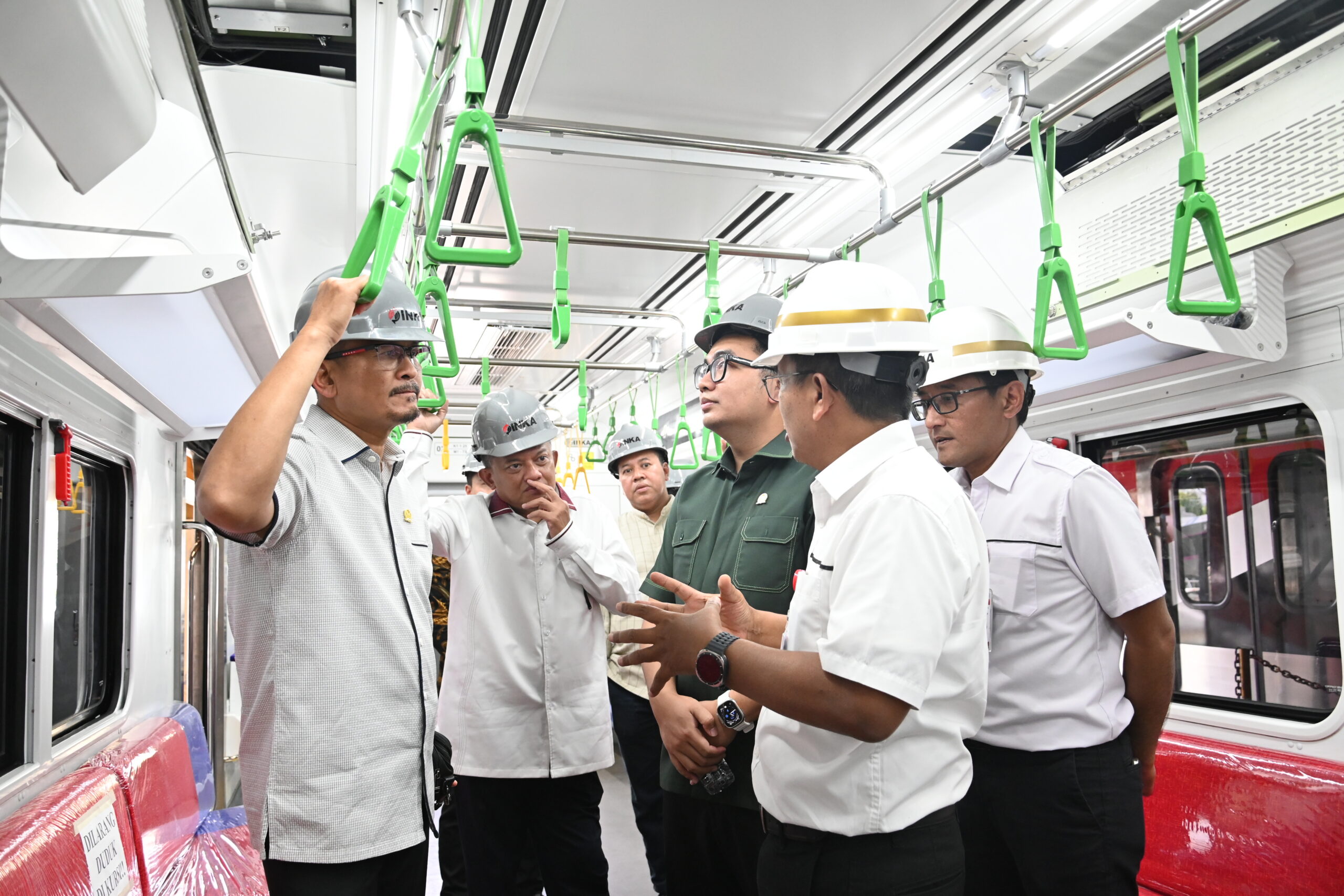Anggota Komisi XI DPR RI, Amin AK (kiri) saat kunjungan kerja Komisi XI DPR RI ke PT INKA, Madiun, Jawa Timur, Jumat (3/10/2025). Foto: Estu/vel