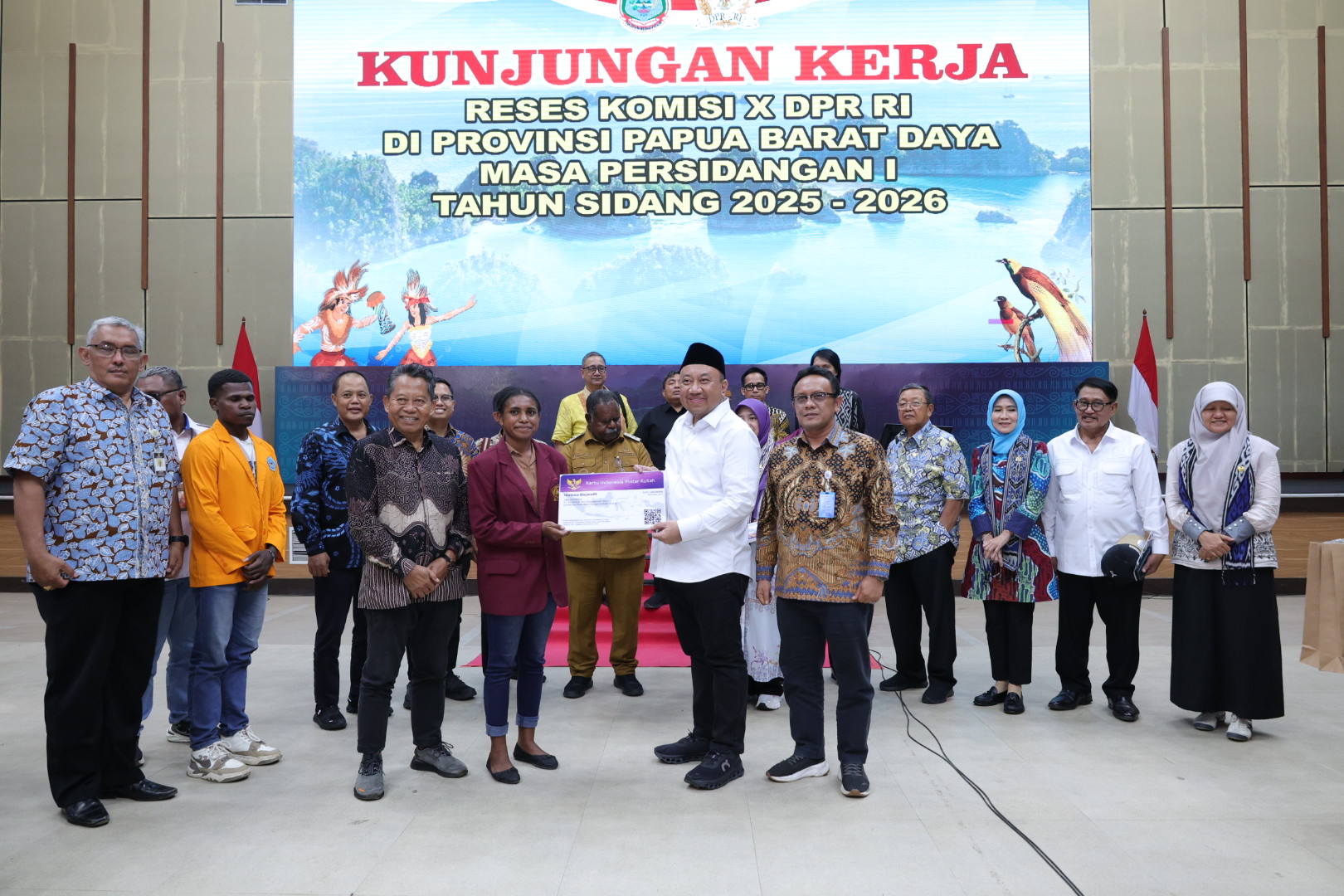 Wakil Ketua Komisi X DPR RI, Lalu Hadrian Irfani, menyerahkan simbolis bantuan KIP Kuliah kepada mahasiswa di sela Kunjungan Kerja Reses Komisi X DPR RI di Sorong, Papua Barat Daya, Senin (6/10/2025). Foto: Andri/vel.