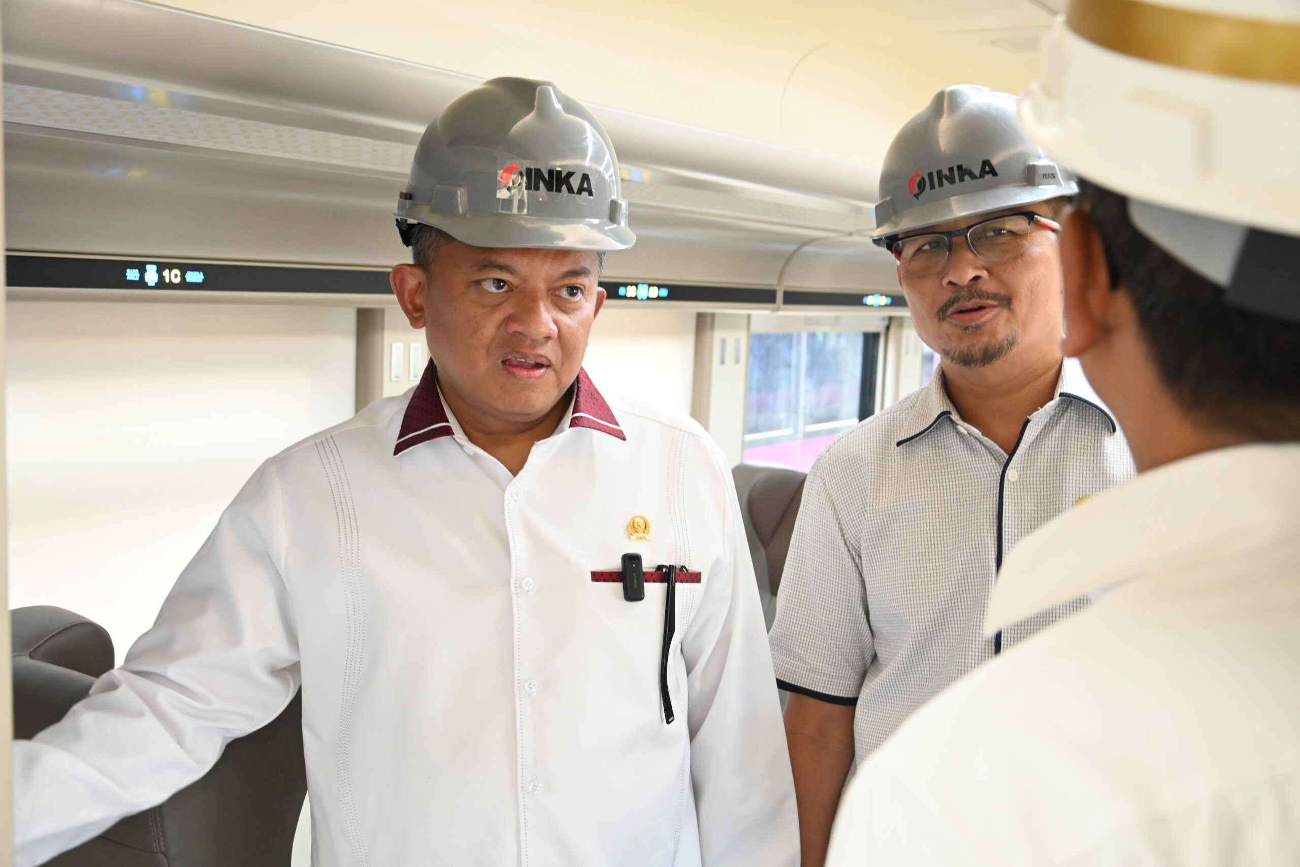 Anggota Komisi XI DPR RI Mulyadi (kiri) saat kunjungan kerja Komisi XI ke Madiun, Jawa Timur, Jumat (3/10/2025). Foto: Estu/vel