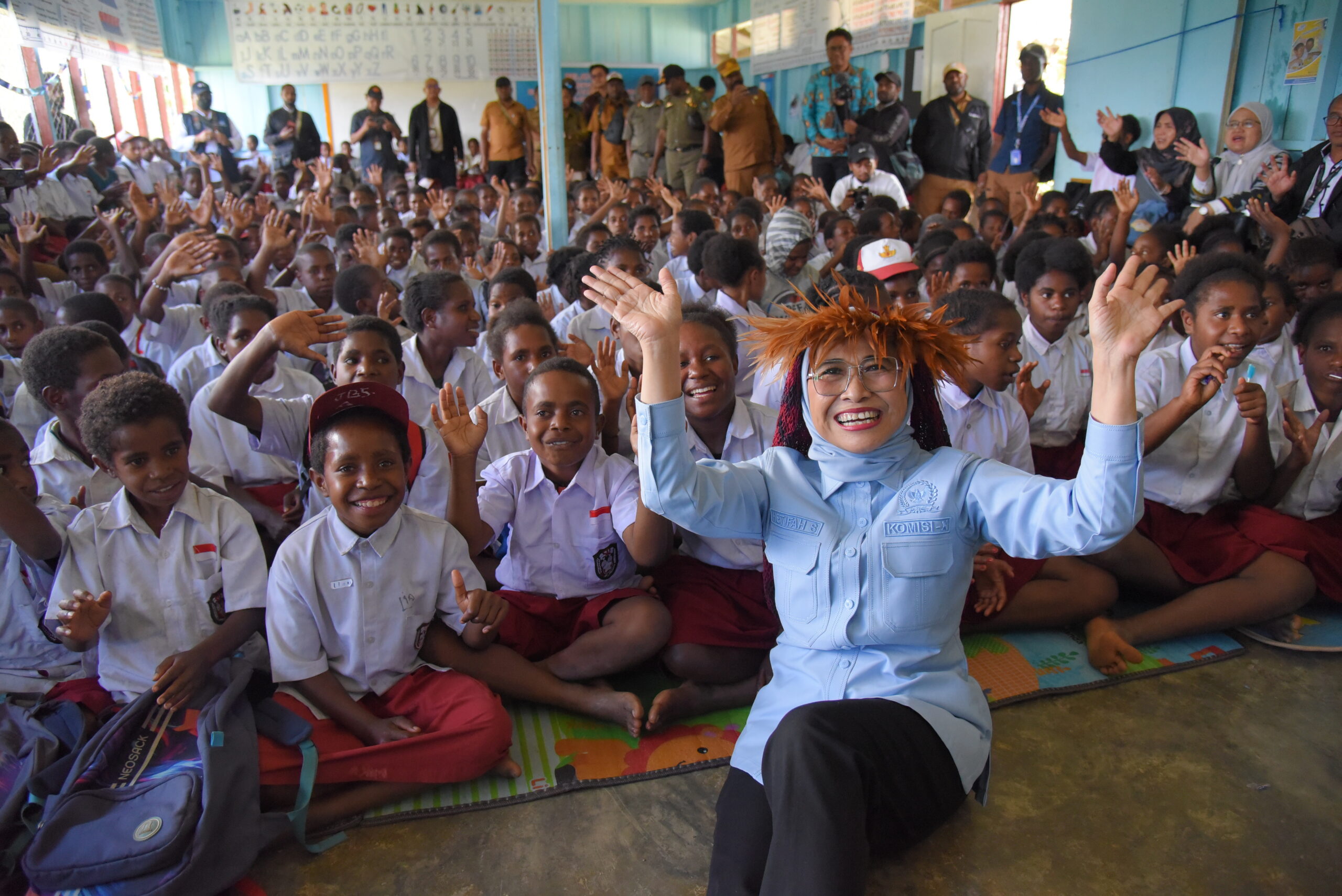 Ketua Komisi X DPR RI, Hetifah Sjaifudian, saat berinteraksi dengan para siswa dalam kunjungan kerja di Wamena, Papua Pegunungan, Senin (6/10/2025). Foto: Aaron/vel.