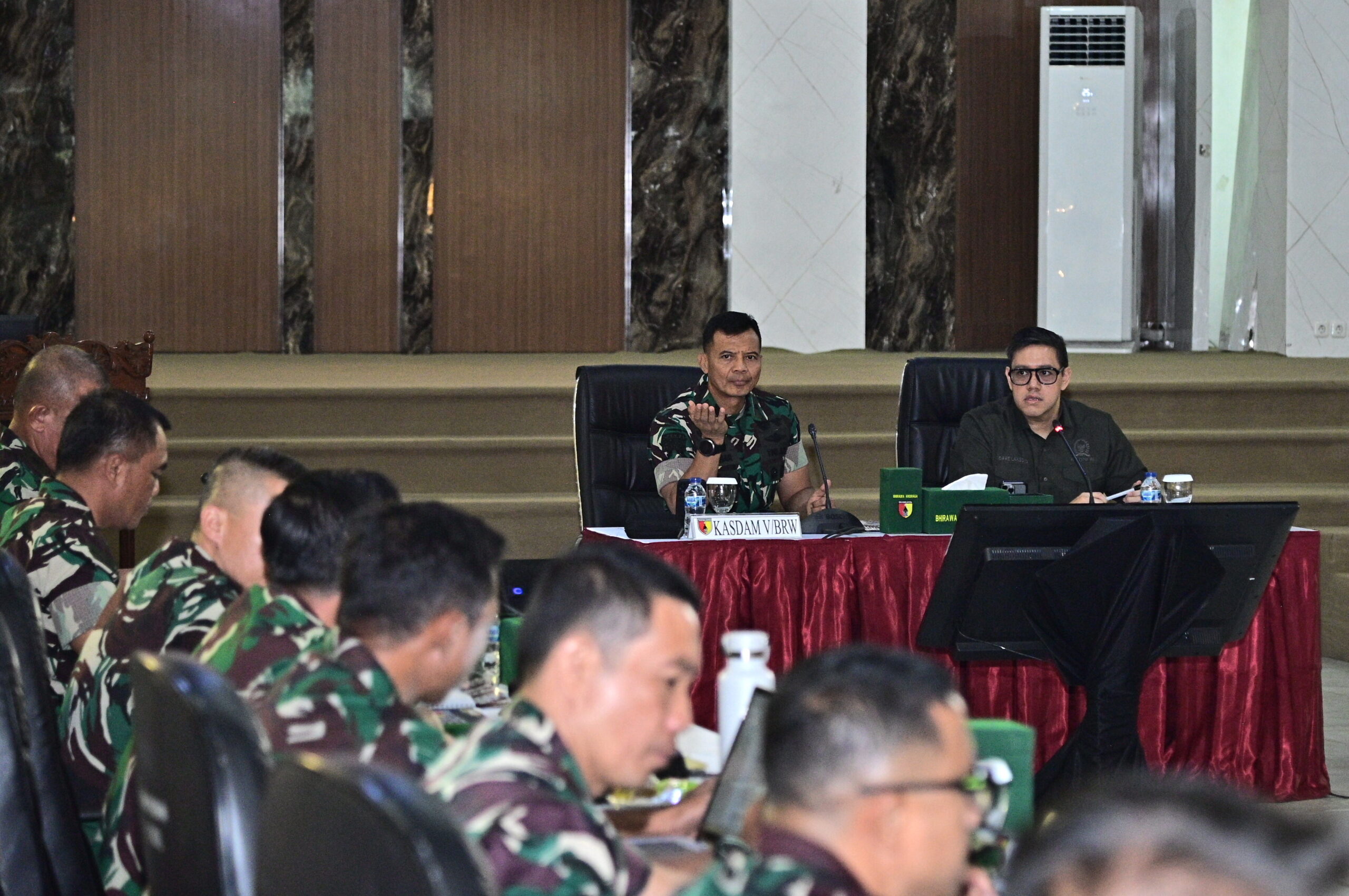 Wakil Ketua Komisi I DPR RI, Dave Akbarshah Fikarno saat memimpin Kunjungan Kerja Reses Komisi I DPR RI ke Kodam V/Brawijaya di Kota Surabaya, Provinsi Jawa Timur, Rabu (8/10/2025). Foto: Farhan/vel.