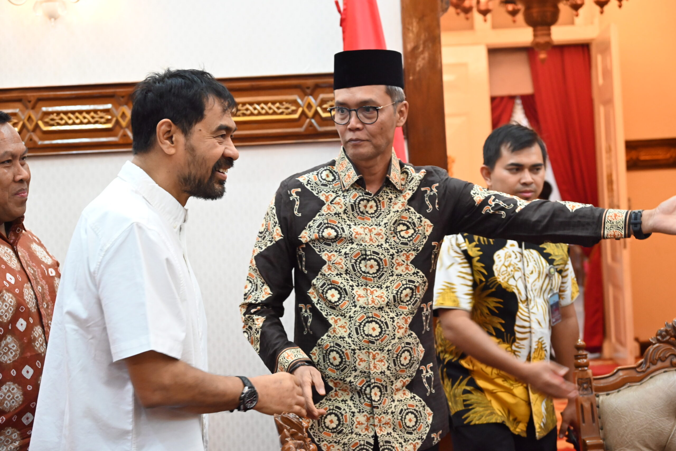 Anggota Baleg DPR RI TA Khalid saat menghadiri audiensi dengan Tokoh Masyarakat Aceh dan Pakar Akademisi di Banda Aceh, Provinsi Aceh, Selasa (21/10/2025). Foto: Galuh/vel.