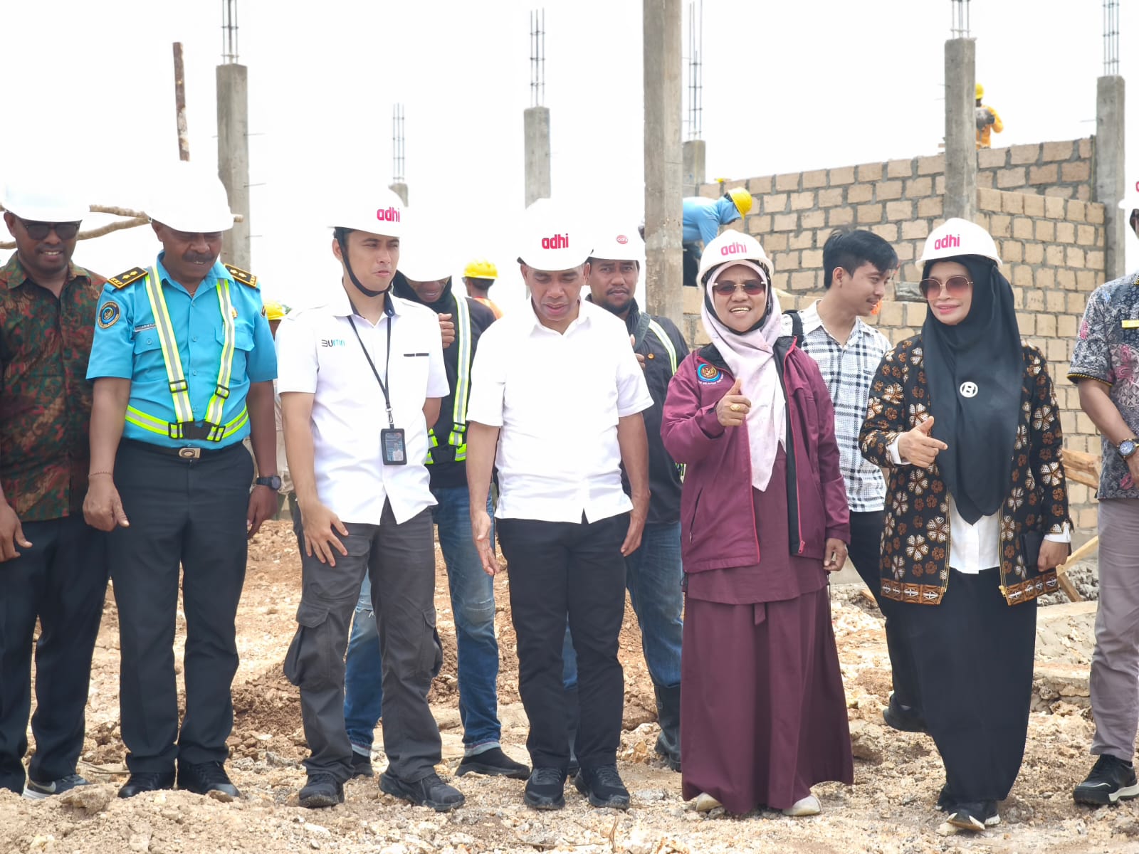 Anggota Komisi V DPR RI Saadiah Uluputty meninjau progres pembangunan Proyek Kampung Nelayan Merah Putih di Desa Labetawi, Kecamatan Pulau Dullah Utara, Kota Tual, Maluku, Kamis (23/10/2025). Foto: Ist/vel.