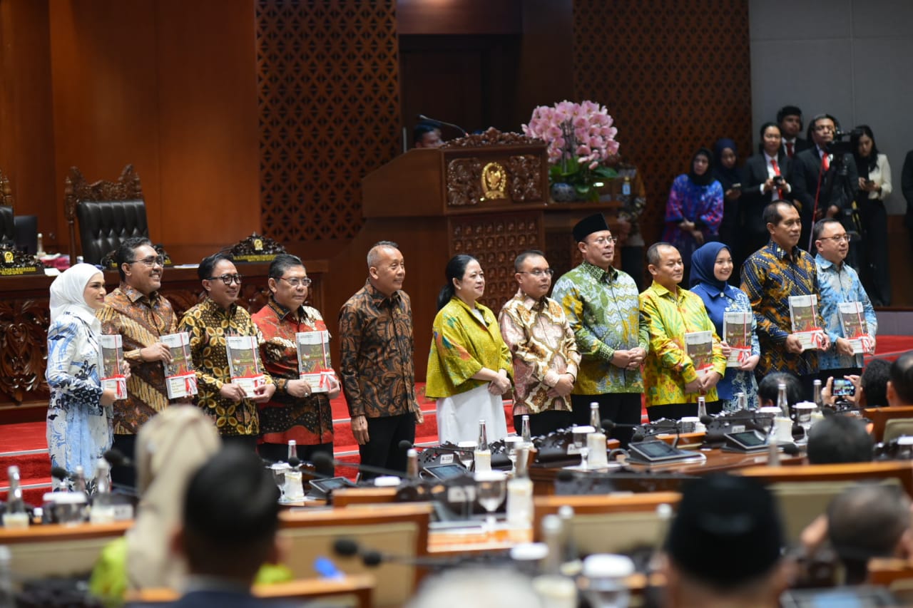 Pimpinan DPR RI dalam foto bersama saat penyerahan buku laporan kinerja DPR RI tahun sidang 2024–2025 di Gedung Nusantara II, Senayan, Jakarta, Kamis (2/10/2025). Foto: Oji/vel.