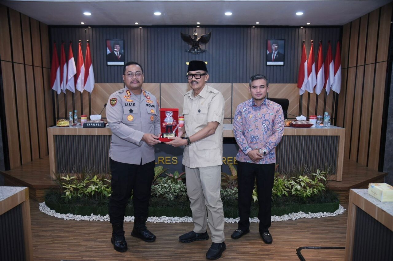 Wakil Ketua MKD DPR RI, Agung Widyantoro, dan Imron Amin, saat kunjungan kerja spesifik MKD ke Polres Brebes, Senin (29/9/2025). Foto: Geraldi/vel