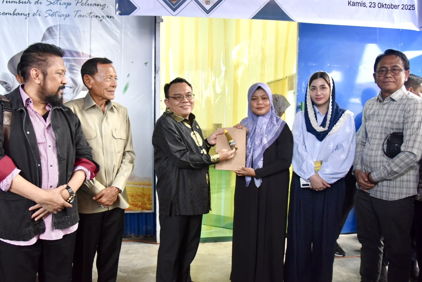 Ketua Komisi VII DPR RI Saleh Partaonan Daulay (baju hitam) dalam kunjungan kerja ke pengolahan saus cabai “Capli” milik PT Rayeuk Aceh Utama di Aceh, Kamis (23/10/2025). Foto: Tra/vel.