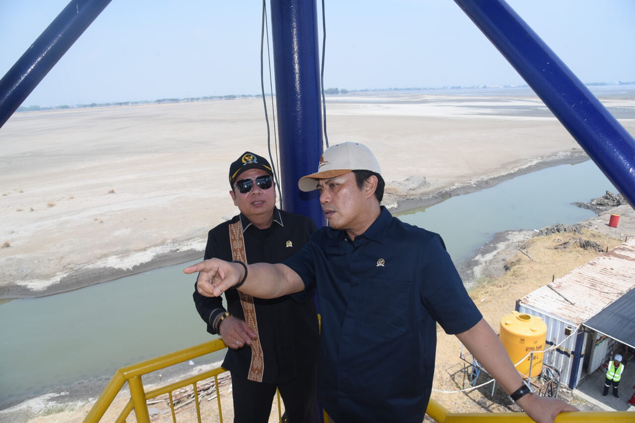 Wakil Ketua Komisi V DPR RI Andi Iwan Darmawan Aras saat meninjau lokasi lumpur Lapindo di Sidoarjo, Jawa Timur, Senin (29/9/2025). Foto: Arief/vel