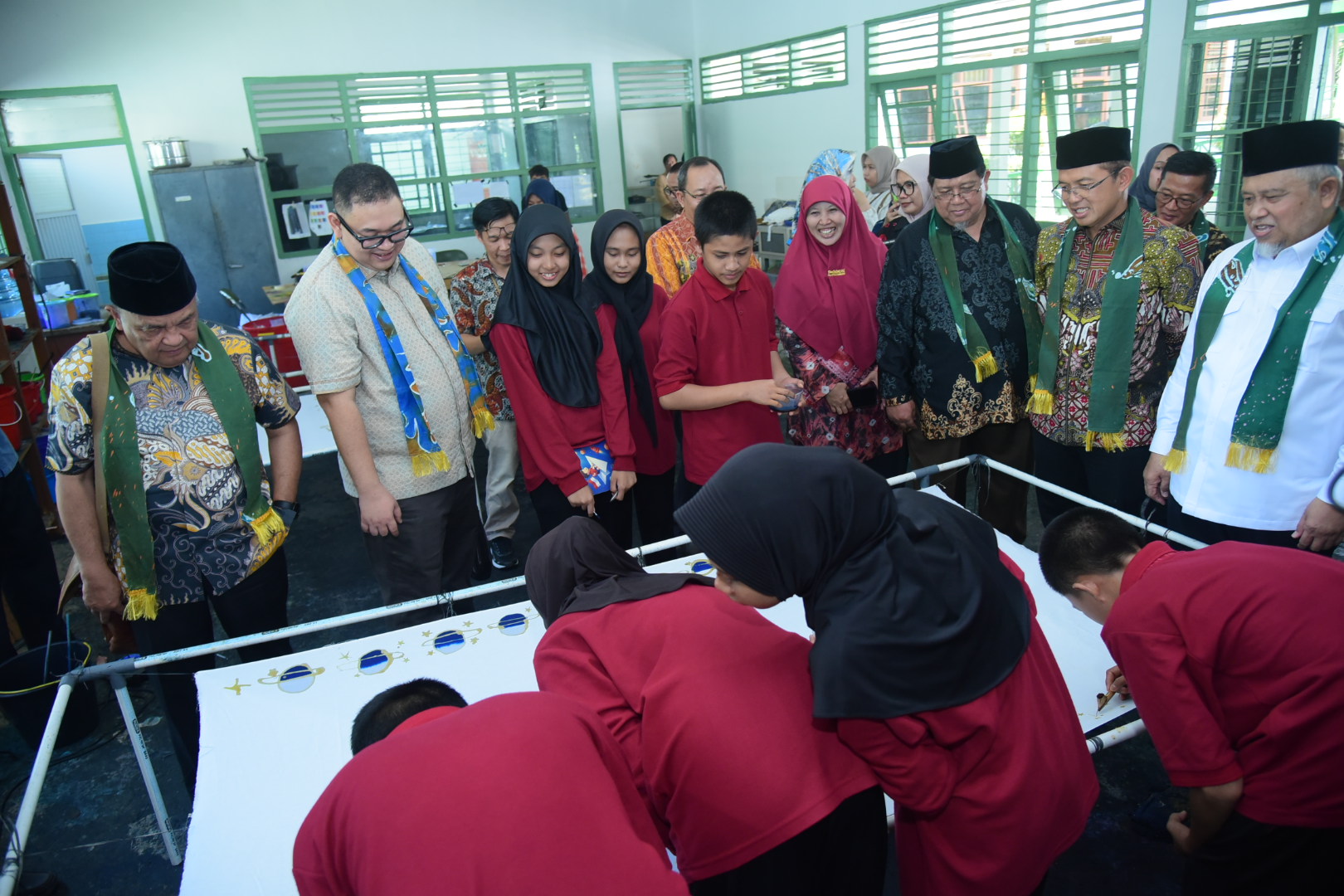Anggota Komisi VIII DPR RI Mohammad Iqbal Romzi meninjau kegiatan praktik membatik para siswa Sekolah Rakyat Palembang, Sumatera Selatan, dalam kunjungan kerja reses, Minggu (5/10/2025). Foto: Oji/vel.