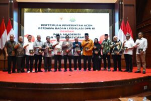Foto bersama usai Badan Legislasi (Baleg) DPR RI mendengar aspirasi Tokoh Masyarakat dan Pakar Akademisi di Banda Aceh, Provinsi Aceh, Selasa (25/10/2025). Foto: Galuh/vel.