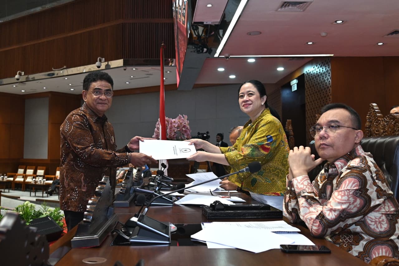 Wakil Ketua Komisi XIII DPR RI Andreas Hugo Pareira saat menyerahkan laporan terkait RUU tentang Pengesahan Perjanjian antara Republik Indonesia dan Federasi Rusia tentang Ekstradisi kepada Ketua DPR RI Puan Maharani. Foto: Farhan/vel.