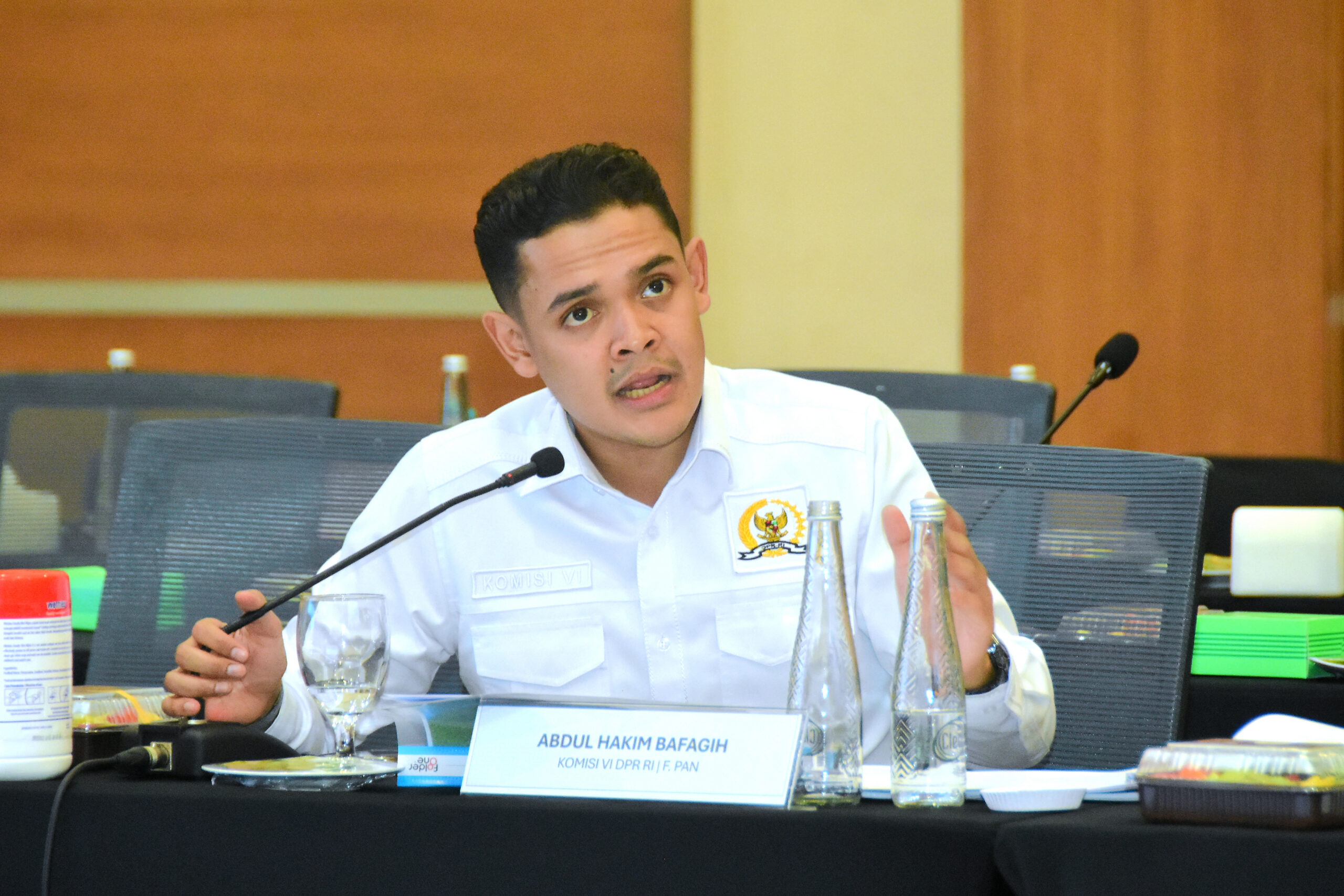 Anggota Komisi VI DPR RI, Abdul Hakim Bafagih, saat mengikuti Kunjungan Kerja Reses dalam rangka Perkembangan Industri Gula dan Ketahanan Pangan di Gedung Kantor Sinergi Gula Nusantara (SGN), Surabaya. Foto: Runi/vel