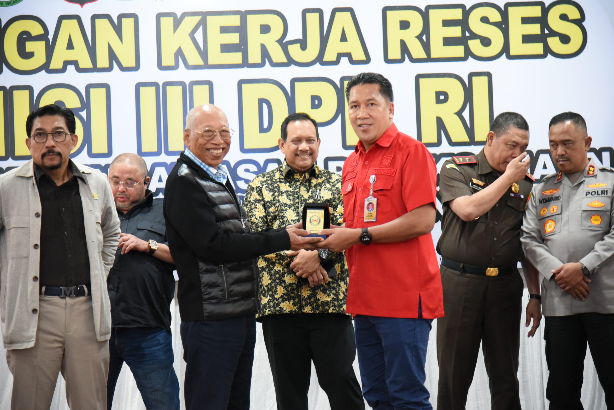 Anggota Komisi III DPR RI, I Wayan Sudirta, saat bertukar cinderamata Kunjungan Kerja Reses Komisi III DPR RI di Kendari, Provinsi Sulawesi Tenggara, Rabu (8/10/2025). Foto: Ica/vel.