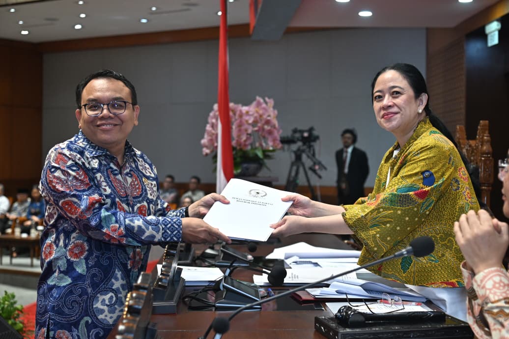 Ketua Komisi VII DPR RI Saleh Partaonan Daulay saat menyerahkan laporan terkait RUU Kepariwisataan kepada Ketua DPR RI Puan Maharani. Foto: Farhan/vel.
