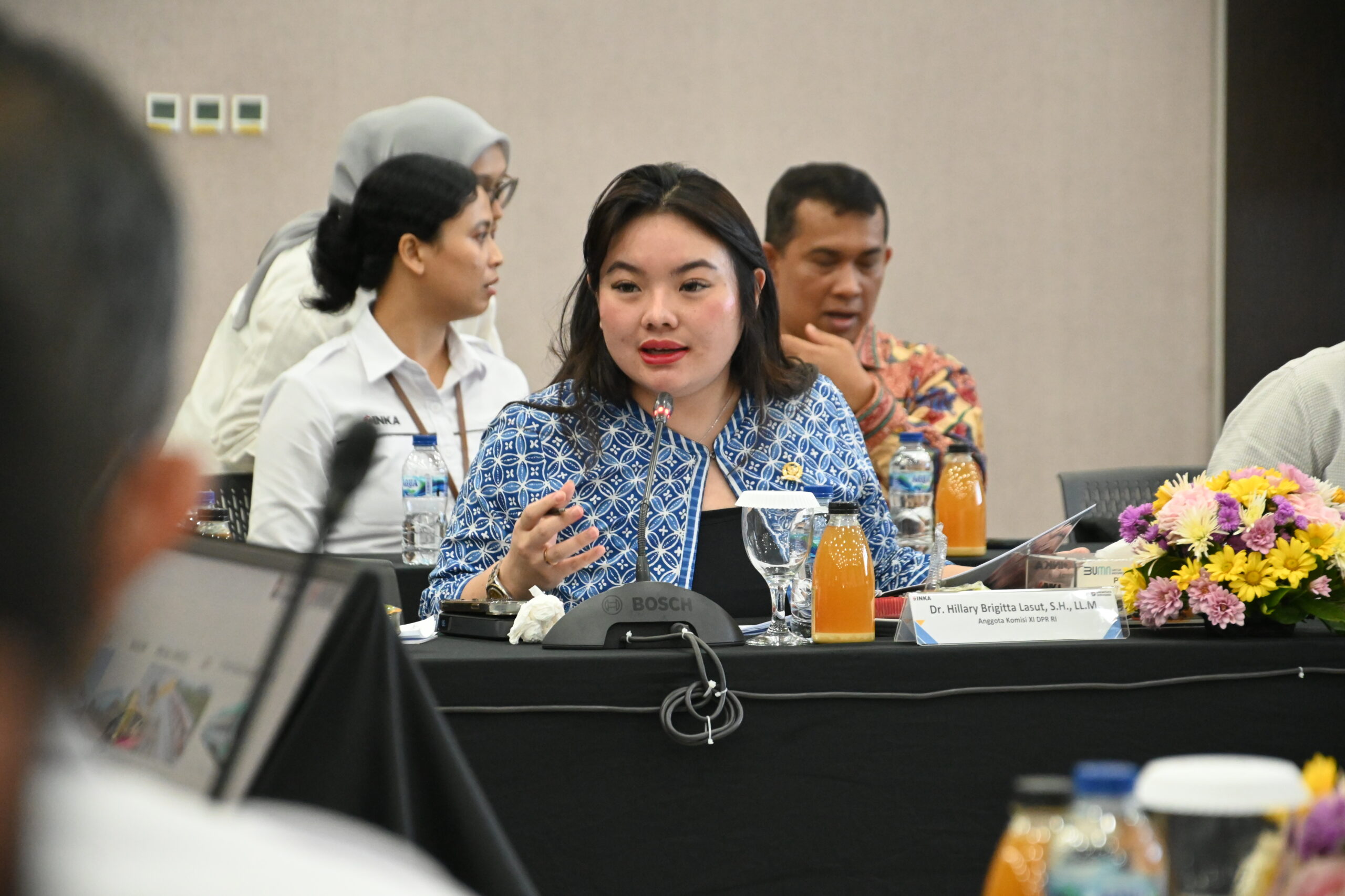 Anggota Komisi XI DPR RI, Hillary Brigitta Lasut, saat pertemuan kunjungan kerja Komisi XI DPR RI ke PT INKA, Madiun, Jawa Timur, Jumat (3/10/2025). Foto: Estu/vel