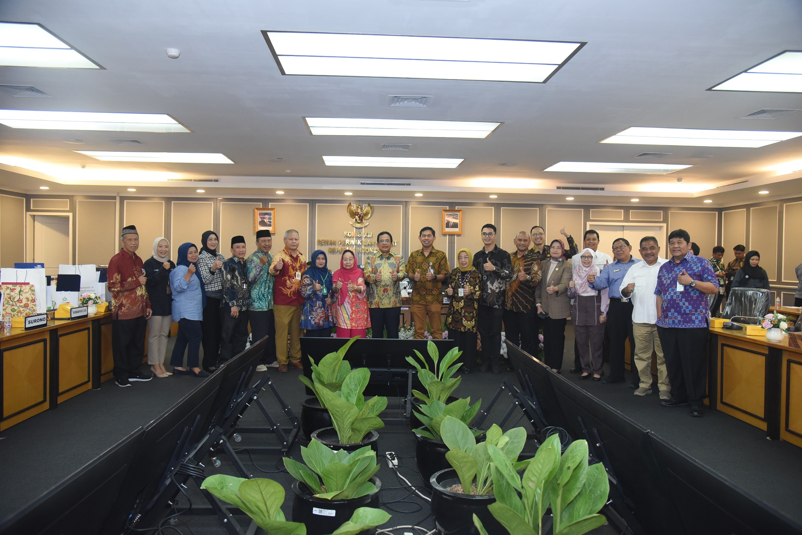 Foto bersama usai acara pelepasan 5 (lima) pegawai purnabakti di lingkungan Sekretariat Jenderal DPR RI di Gedung Nusantara II. Foto: Arief/vel.
