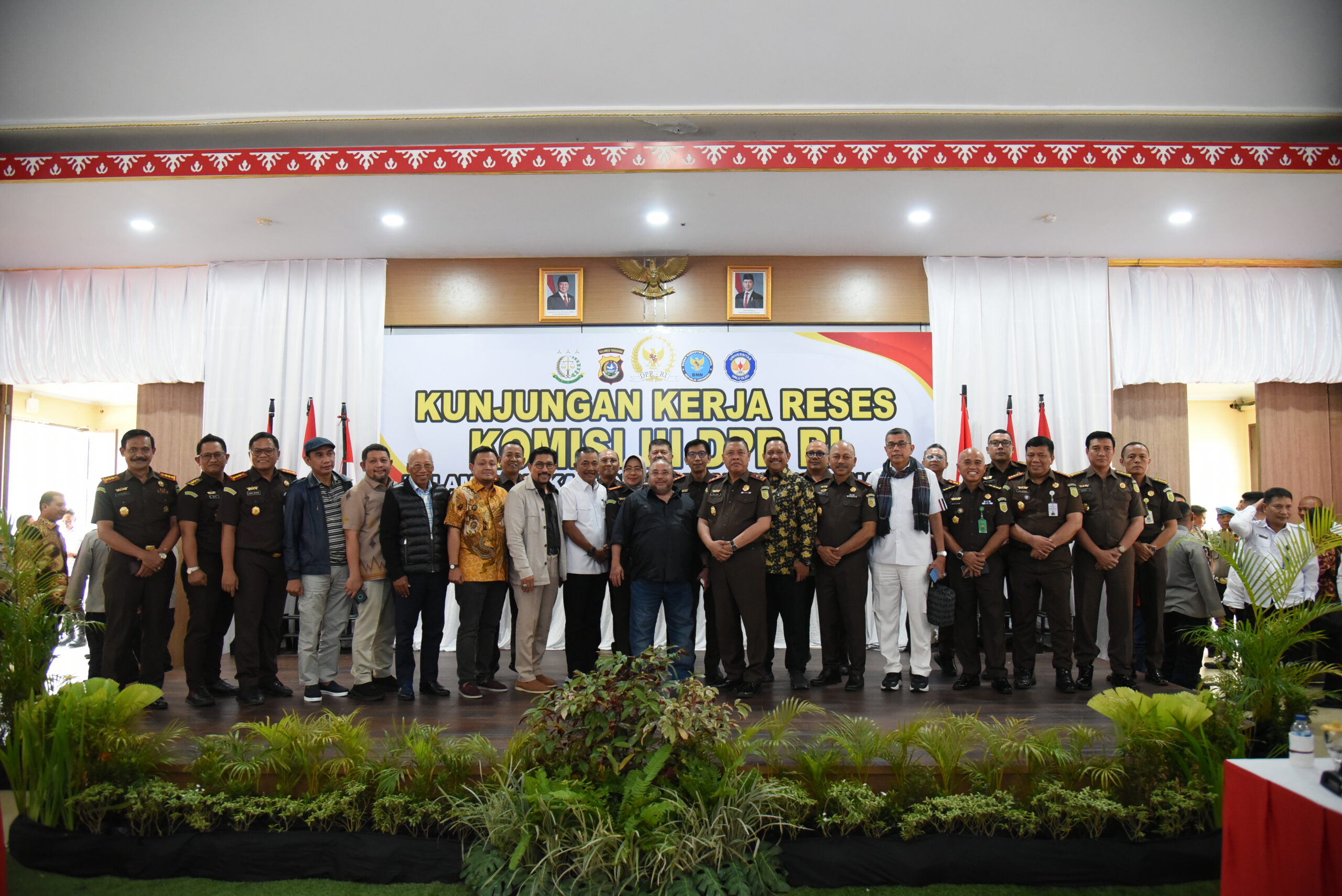 Anggota Komisi III DPR RI, I Wayan Sudirta, dalam foto bersama Kunjungan Kerja (Kunker) Reses Komisi III DPR RI di Kendari, Sulawesi Tenggara, Rabu (8/10/2025). Foto: Ica/vel.
