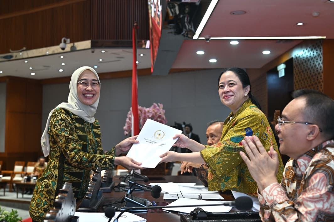 Ketua DPR RI Puan Maharani saat menerima laporan terkait RUU BUMN dari Ketua Komisi VI DPR RI Anggia Erma dalam Rapat Paripurna DPR RI. Foto: Farhan/vel.