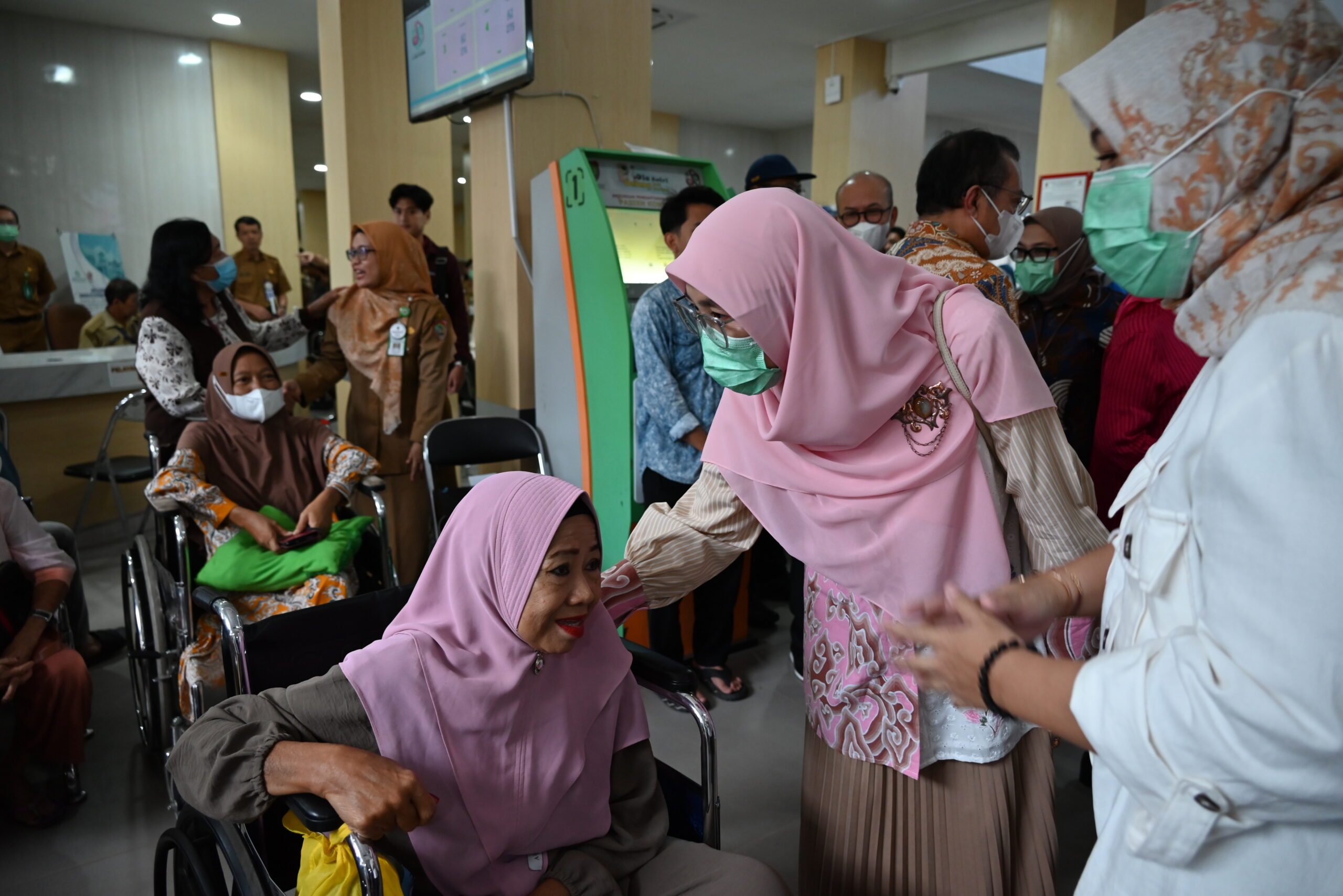 Anggota Komisi IX DPR RI Netty Prasetiyani menyapa pasien saat meninjau pelayanan di RSUD dr. Doris Sylvanus Palangka Raya, Kalimantan Tengah, Selasa (7/10/2025). Foto: Galuh/vel.
