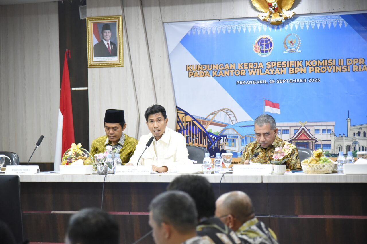 Wakil Ketua Komisi II DPR RI, Bahtra Banong, saat kunjungan kerja Komisi II di Riau, Pekanbaru Senin (29/9/2025). Foto: Aaron/vel