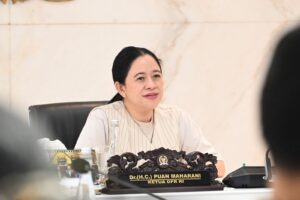 Ketua DPR RI Dr. (H.C.) Puan Maharani saat bertemu 8 pemain sepak bola muda penerima beasiswa KKS di Gedung Nusantara III. Foto: Sari/vel.