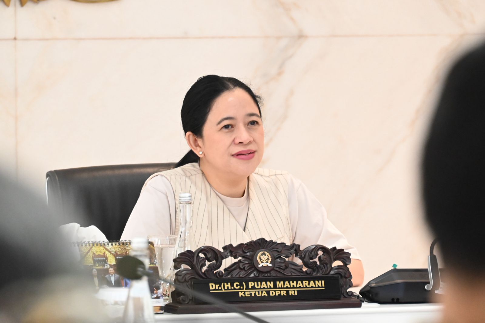 Ketua DPR RI Dr. (H.C.) Puan Maharani saat bertemu 8 pemain sepak bola muda penerima beasiswa KKS di Gedung Nusantara III. Foto: Sari/vel.