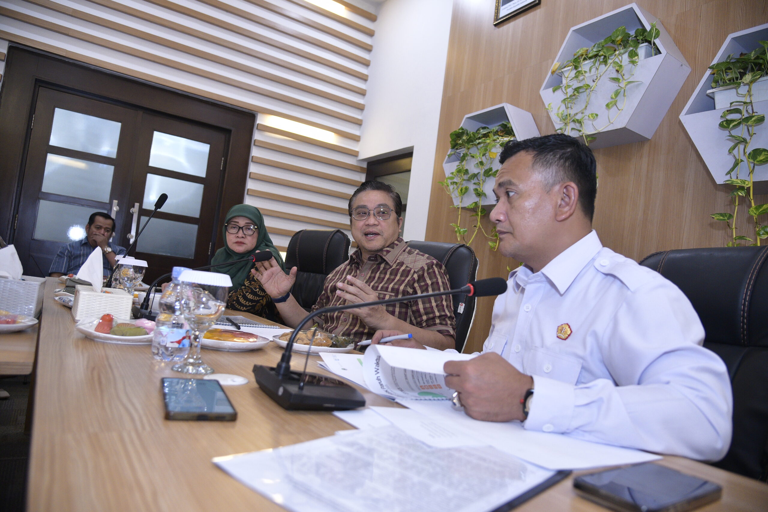 Wakil Ketua Komisi II DPR RI Dede Yusuf memimpin pertemuan, didampingi Kepala BKD Provinsi Jawa Barat Dedi Supandi (kanan) dan Sekretaris Utama BKN Imas Sukmariah (kiri), di Graha Aparatur Badan Kepegawaian Daerah Provinsi Jawa Barat Foto: Munchen/vel