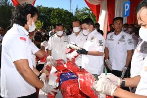 Anggota Komisi III DPR RI Adang Daradjatun bersama jajaran aparat penegak hukum memusnahkan barang bukti hasil sitaan narkotika di Banda Aceh, Senin (6/10/2025). Foto: Eko/vel.