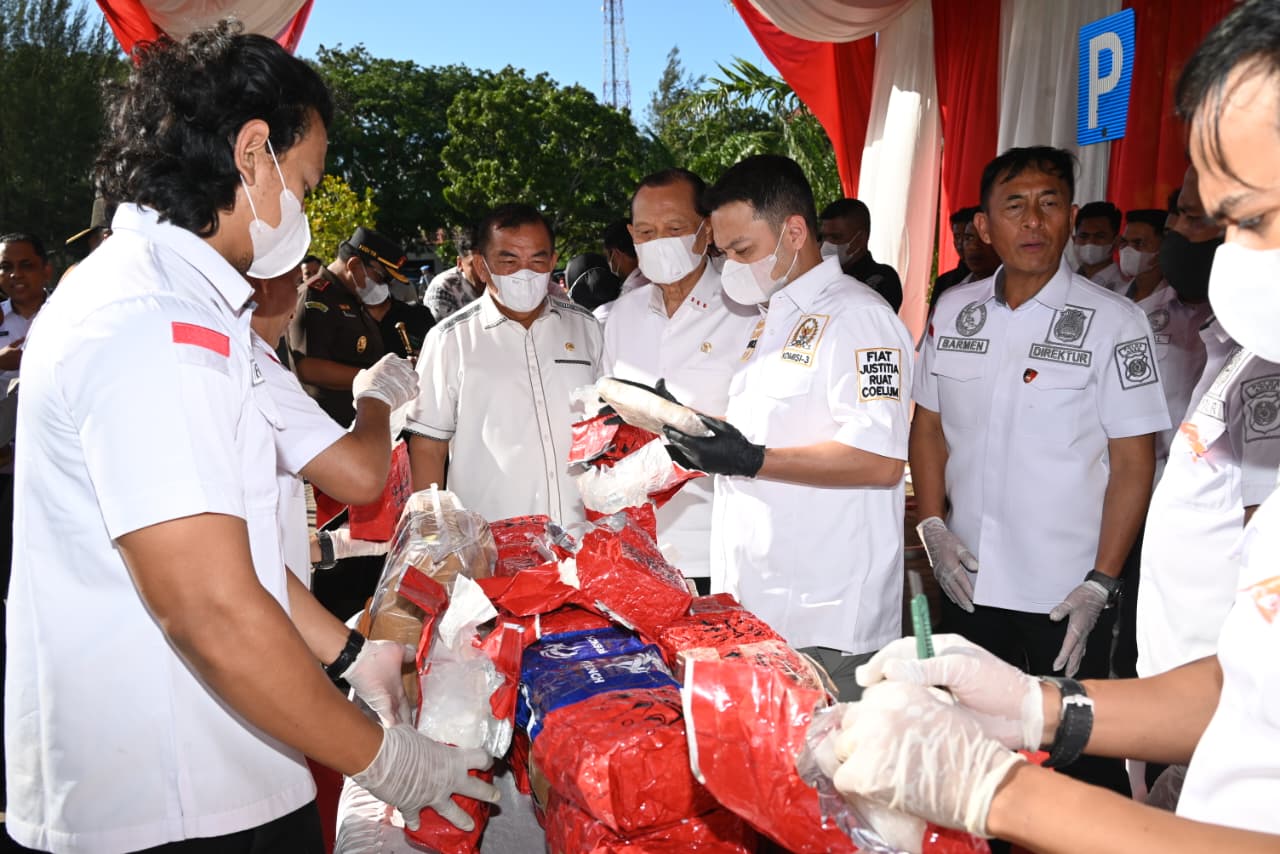 Anggota Komisi III DPR RI Adang Daradjatun bersama jajaran aparat penegak hukum memusnahkan barang bukti hasil sitaan narkotika di Banda Aceh, Senin (6/10/2025). Foto: Eko/vel.