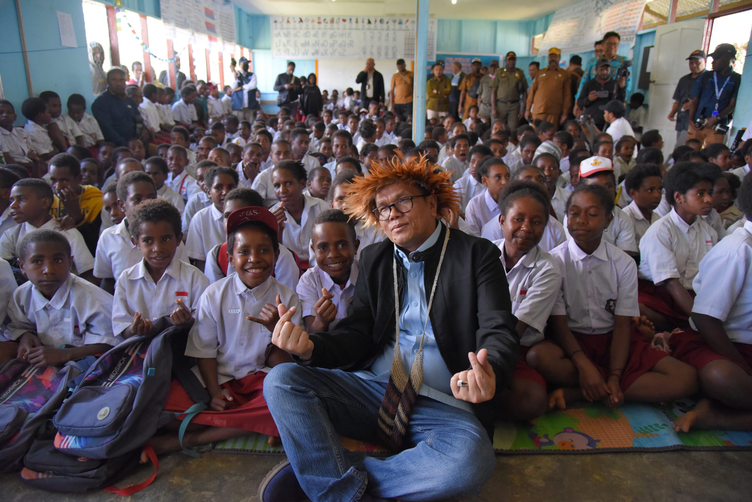 Anggota Komisi X DPR RI Sabam Sinaga saat berinteraksi dengan para siswa dalam kunjungan kerja di Wamena, Papua Pegunungan, Senin (6/10/2025). Foto: Aaron/vel.