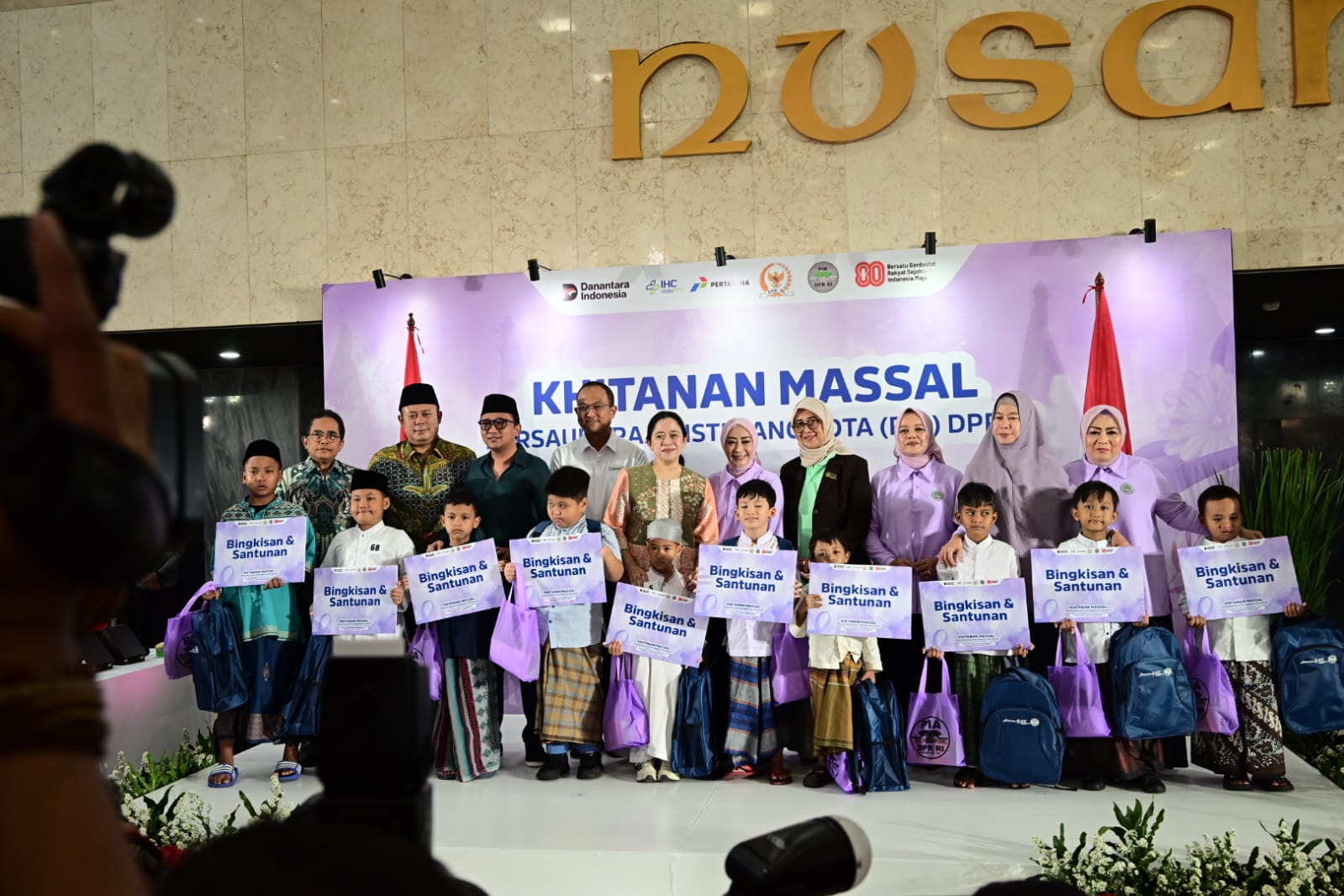 Foto bersama Pimpinan DPR RI dan Pengurus PIA DPR RI pada kegiatan sosial PIA DPR RI Dalam rangka memperingati HUT ke-80 DPR RI di Selasar Gedung Nusantara. Foto: Alma/vel.