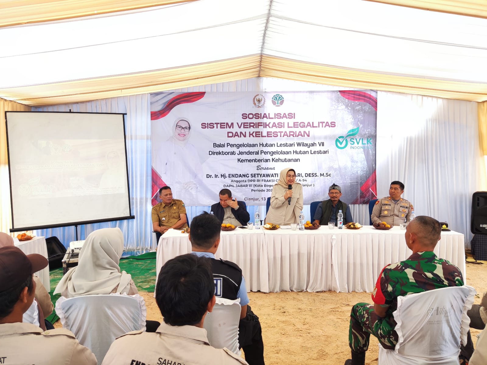 Anggota Komisi IV DPR RI Endang S. Thohari memberikan pemaparan dalam kegiatan Bimtek Sistem Verifikasi Legalitas dan Kelestarian Kayu (SVLK) di Kecamatan Cibinong, Kabupaten Cianjur, Jawa Barat, Senin (13/10/2025). Foto: Ist/vel.