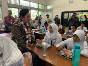 Ketua Komisi IV DPR RI, Siti Hediati Hariyadi meninjau secara langsung pelaksanaan program Makan Bergizi Gratis (MBG) di SMP Negeri 1 Depok, Sleman, pada Kamis (9/10/2025). Foto : Ist/Andri.
